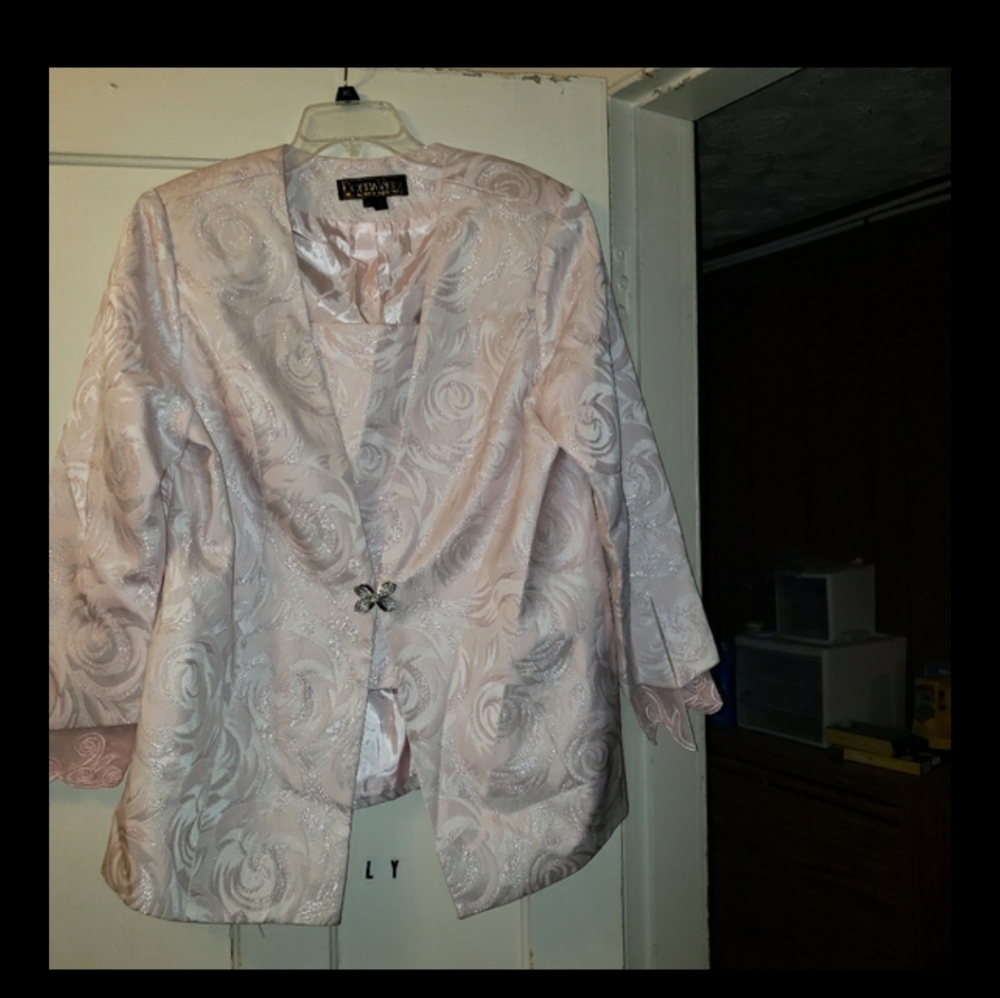 Donna Vina 2 piece plus size skirt suit